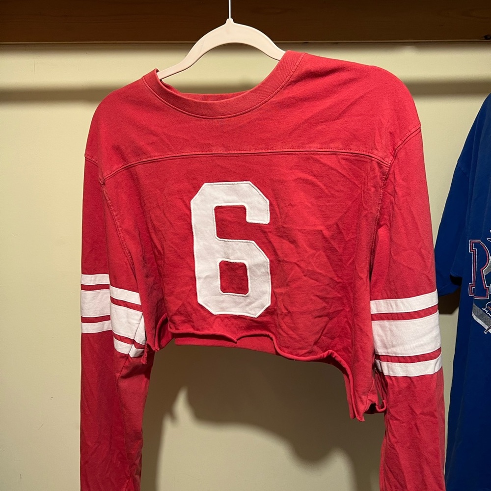 AMERICAN EAGLE RIPPED JERSEY CROP TOP